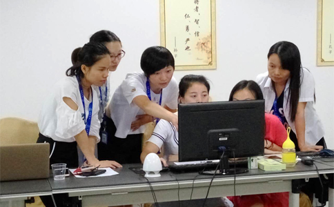  美女們互相交流學習，氣氛有點嚴肅啊